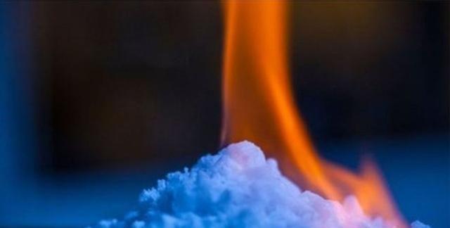 神秘可燃冰竟然长这样：海底深处沉睡的能量！