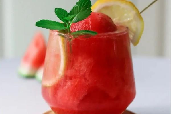 西瓜怎么榨汁才好喝 西瓜汁热量高吗 西瓜怎么榨汁才好喝 西瓜汁热量高吗