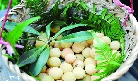 白杨梅好还是红杨梅好吃？白杨梅和红杨梅对比