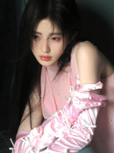 ​鞠婧祎分享杂志花絮美图！粉裙造型甜美纯欲感十足