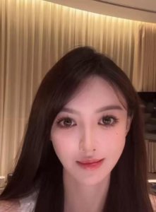 ​叶珂否认插足黄晓明家庭，七夕恋情正式曝光，牵手看电影感情稳定