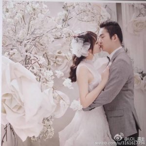 ​LOL洞主秀婚纱照亲吻慧慧，网友：放开你的驴嘴