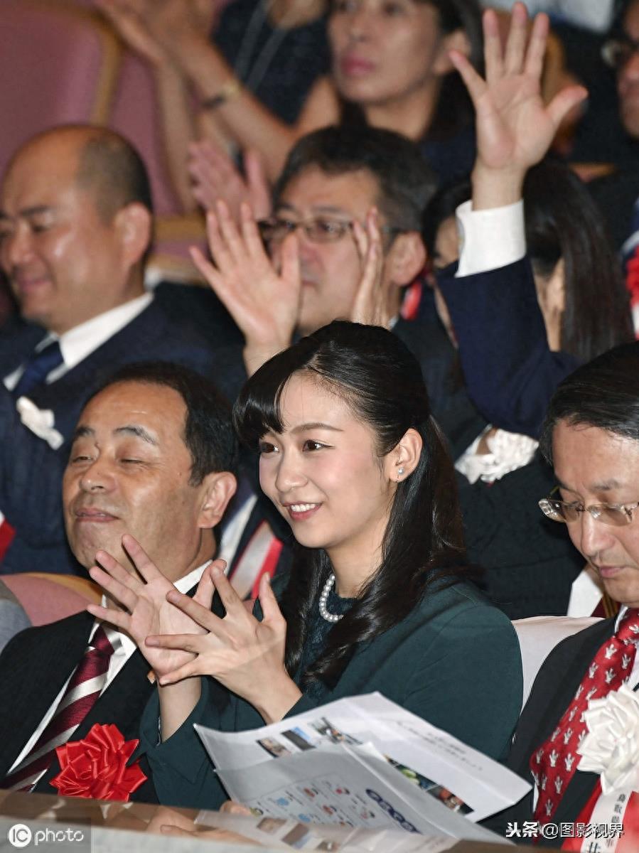 日本秋筱宫佳子内亲王现身,出席手语比赛开幕式,上台秀手语