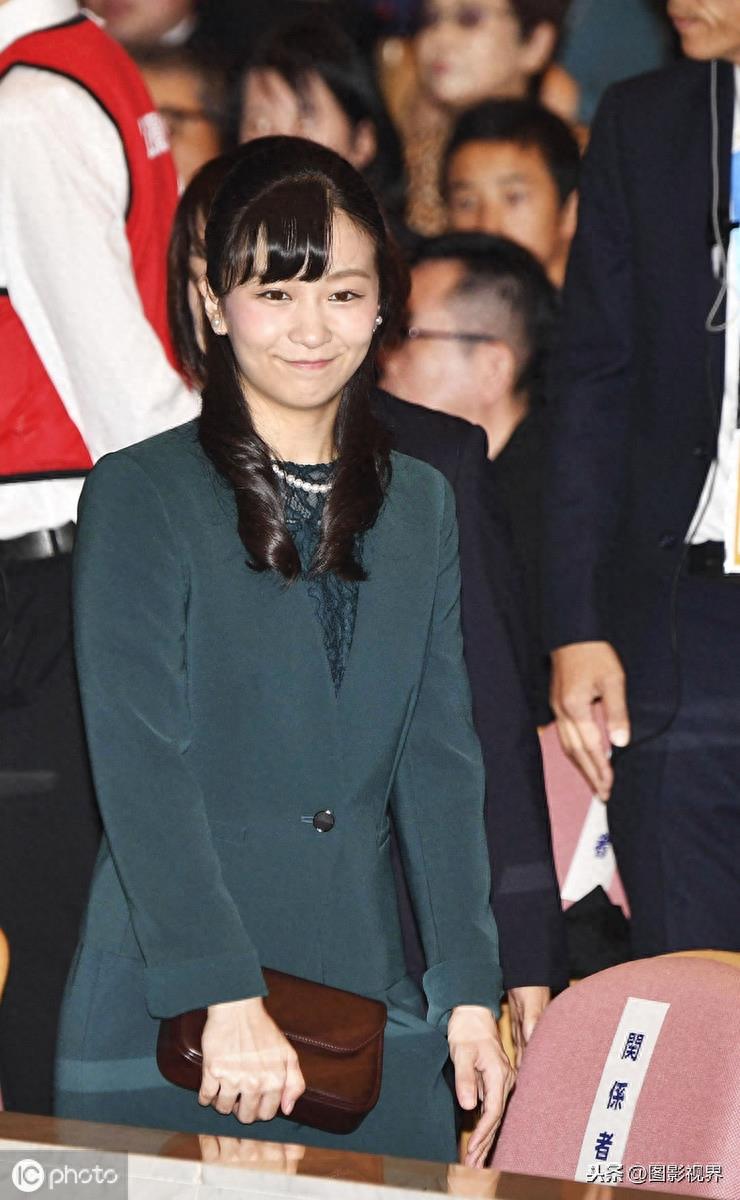 日本秋筱宫佳子内亲王现身,出席手语比赛开幕式,上台秀手语