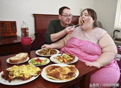 ​世界最胖的女人，重达1500斤，老公表示继续帮其增肥到1吨