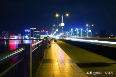 ​这个城市的风很大，使得孤独的人晚回家