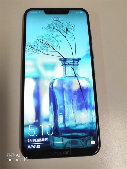 这是荣耀Play的屏幕,液晶屏很舒服
