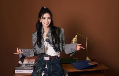 ​杨颖近照曝光，辣妹风穿搭状态好松弛，与路人合影毫无明星架子