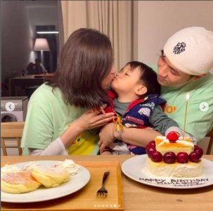 ​古巨基做蛋糕为妻子庆生 晒一家三口合照其乐融融