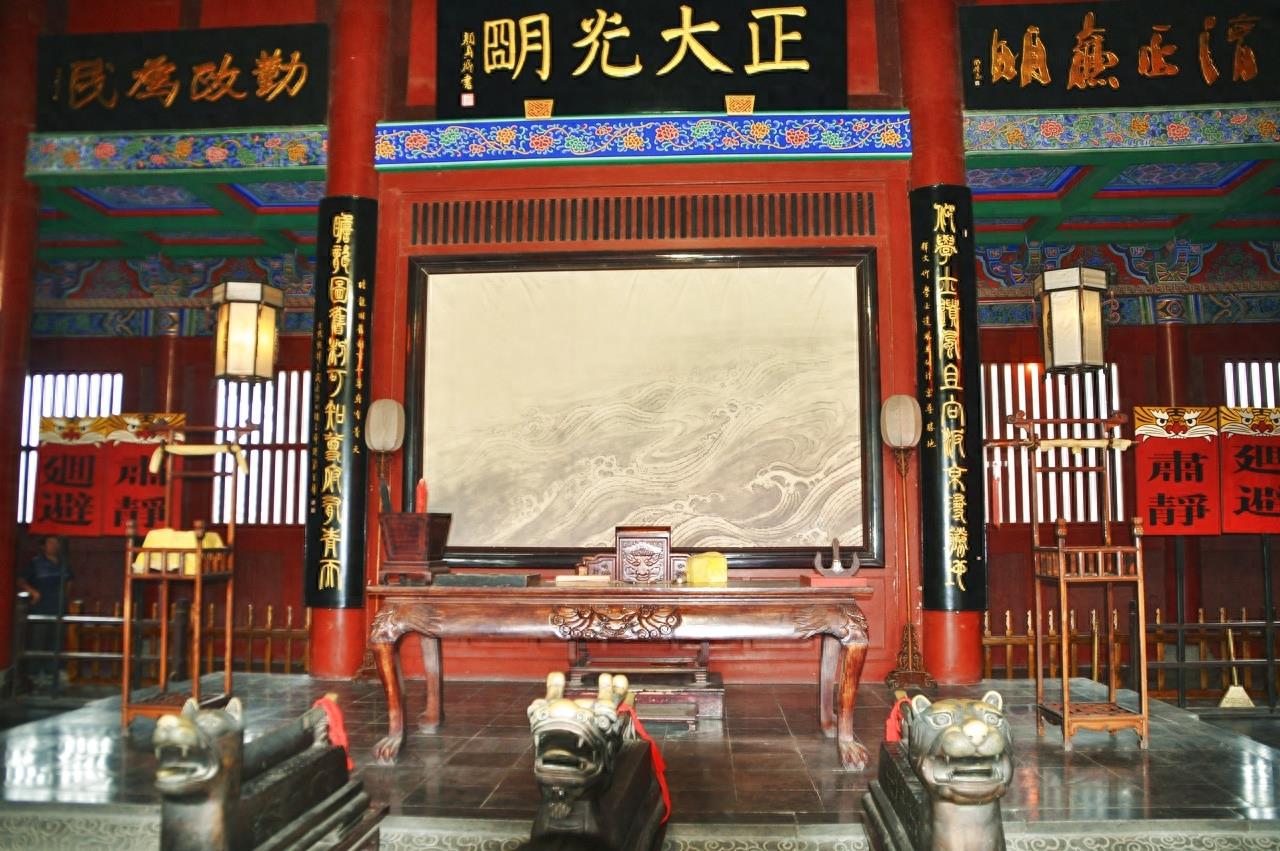 开封府位于河南省开封市包公东湖北岸，被誉为天下首府