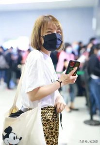​吴昕近况曝光，齐肩短发造型时尚又减龄，穿豹纹长裤个性十足