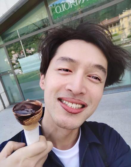 爱发丑照的男明星,胡歌毫不做作绝对的C位,郑云龙神还原光头强