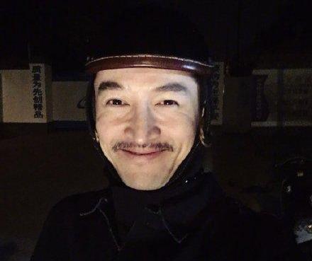 爱发丑照的男明星,胡歌毫不做作绝对的C位,郑云龙神还原光头强