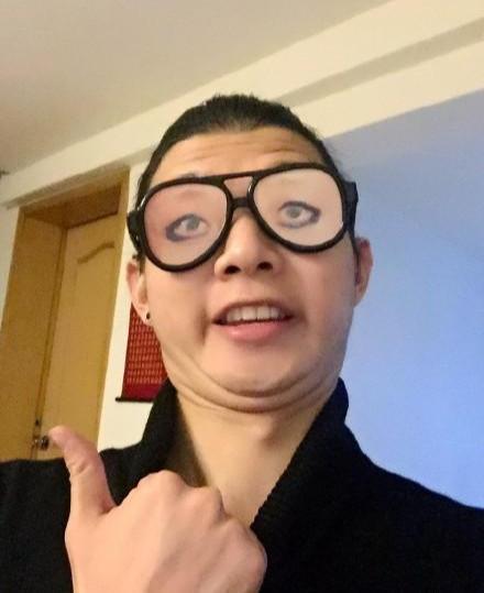 爱发丑照的男明星,胡歌毫不做作绝对的C位,郑云龙神还原光头强