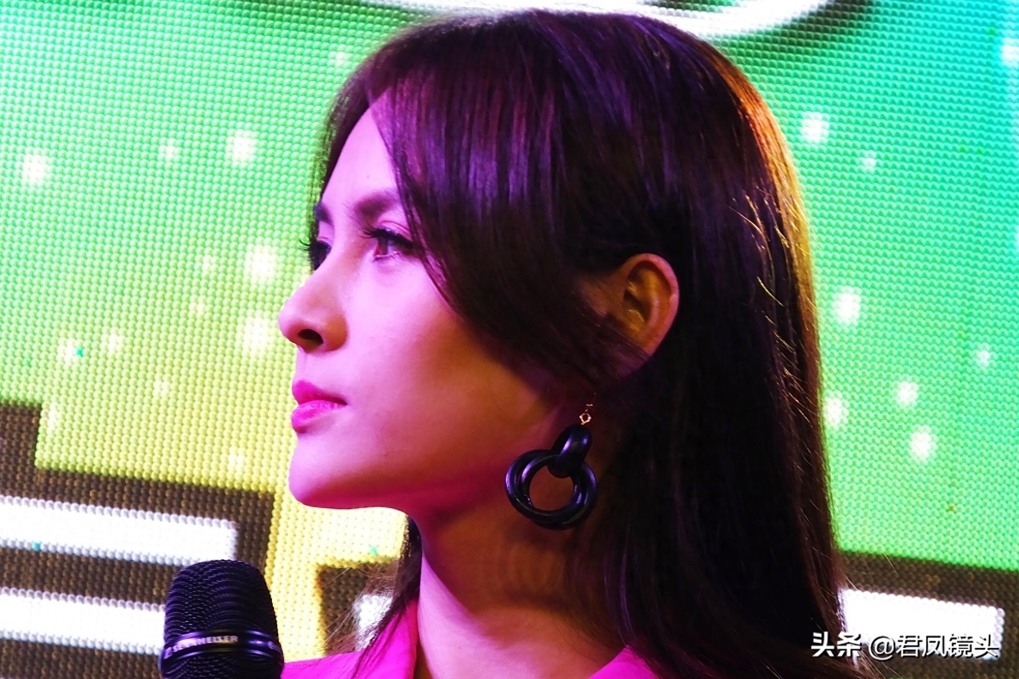 王奕心在宜昌迎春灯会上演唱，曾与杨钰莹同台演唱《茶山情歌》