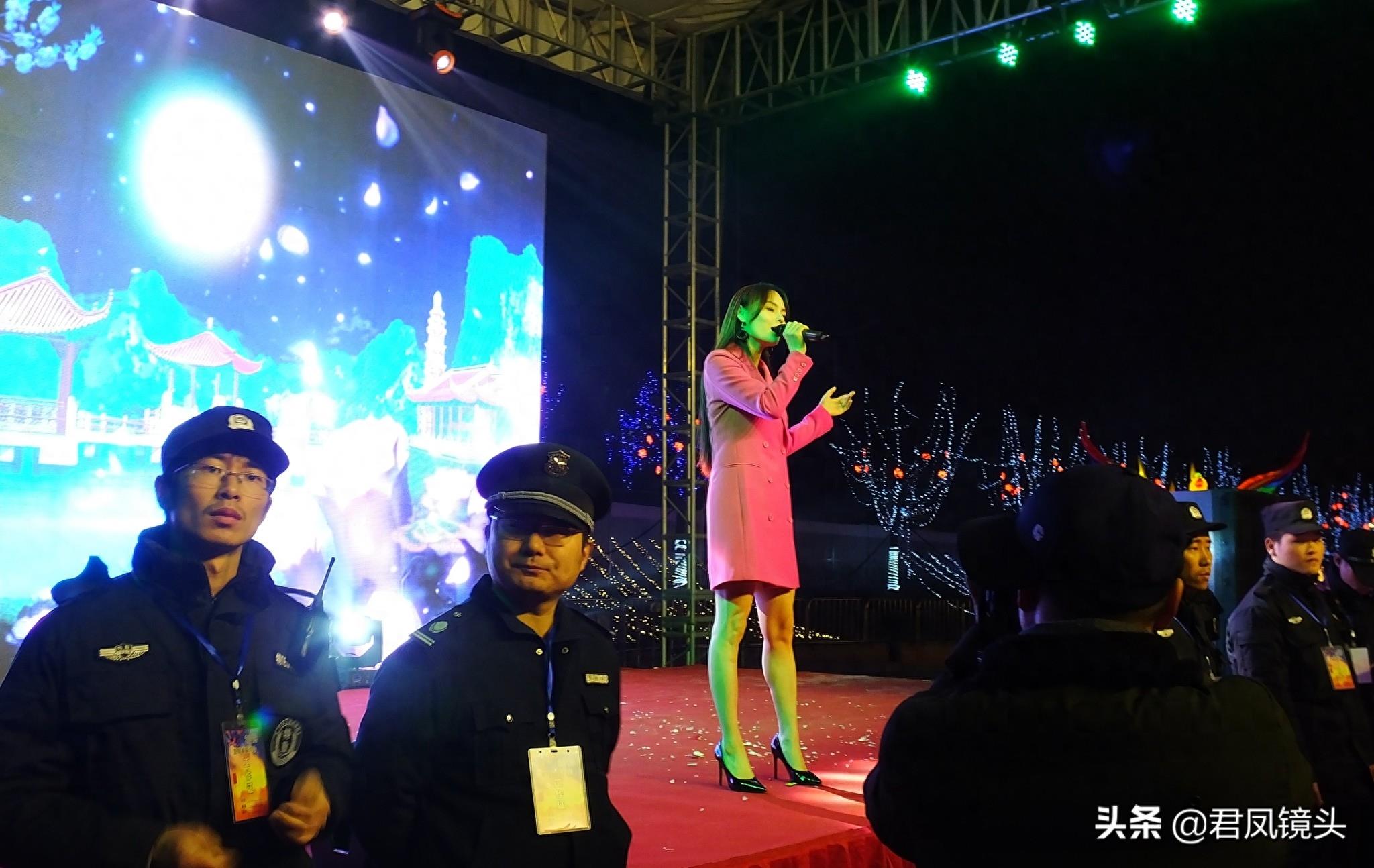 王奕心在宜昌迎春灯会上演唱，曾与杨钰莹同台演唱《茶山情歌》