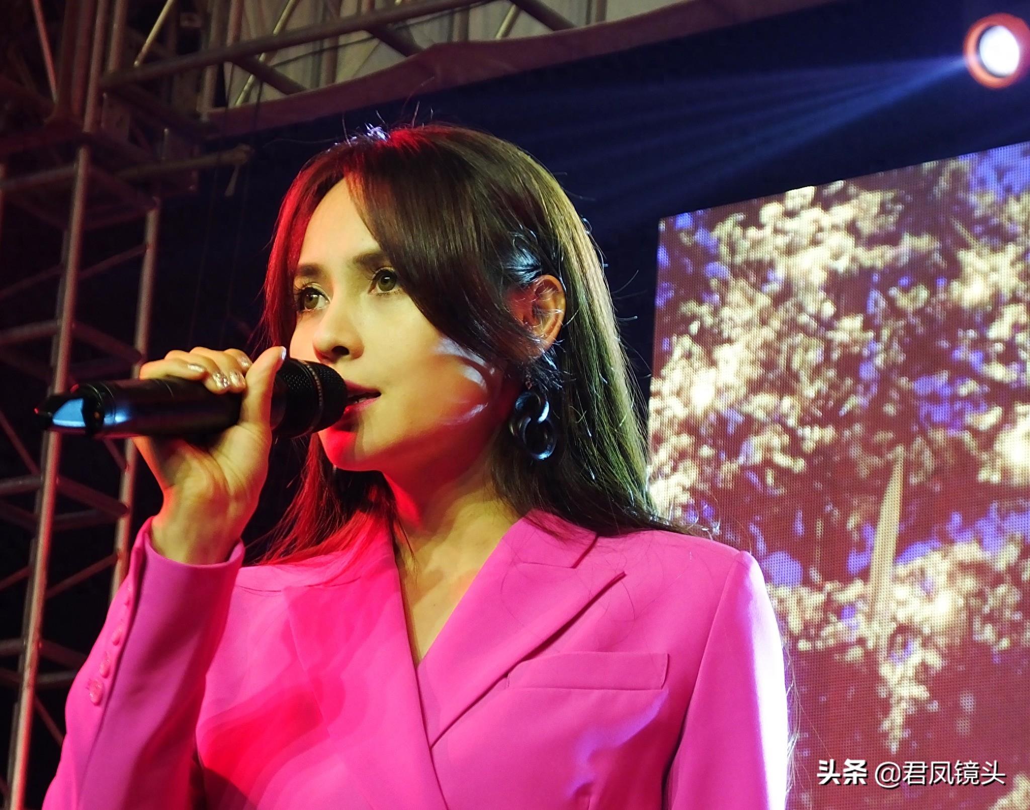 王奕心在宜昌迎春灯会上演唱，曾与杨钰莹同台演唱《茶山情歌》