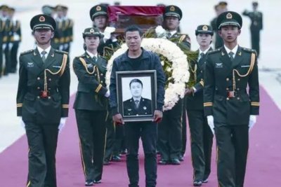 ​烈士申亮亮生命最后37秒，两次推开战友，遗体手中仍握着烧焦的枪