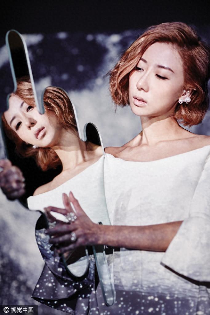 泳儿专辑《镜像》封面曝光 露香肩细腿与“自己”对话造型梦幻