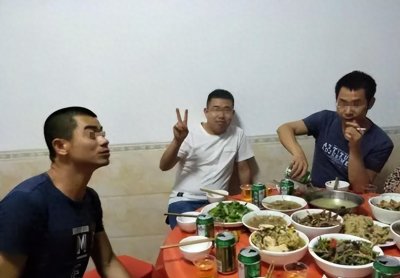​故事：济南一男子邀5个朋友到家中做客打完牌后，将5人砌成水泥台