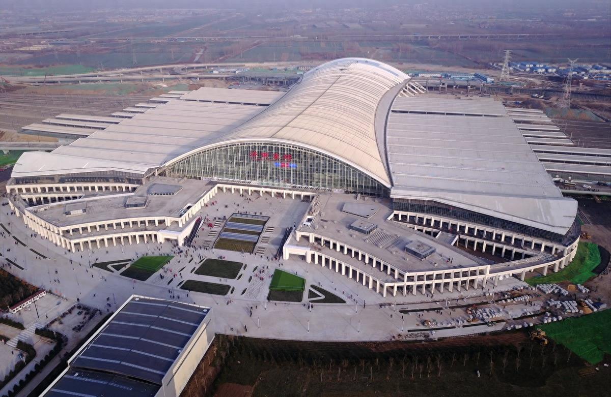 航拍竣工通车的济南东站大气磅礴