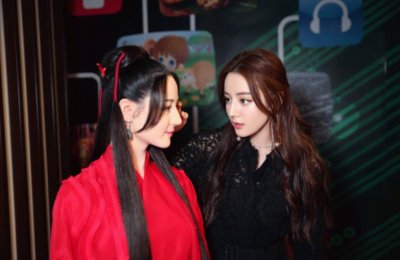 ​迪丽热巴蜡像馆同框冷巴，大概是圆了，不能亲自己盛世美颜的遗憾