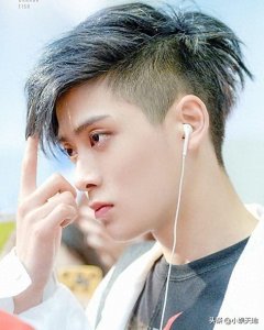 ​男团NCT成员郑在玹，五官立体优越的侧颜，粉丝们称之为南韩神颜