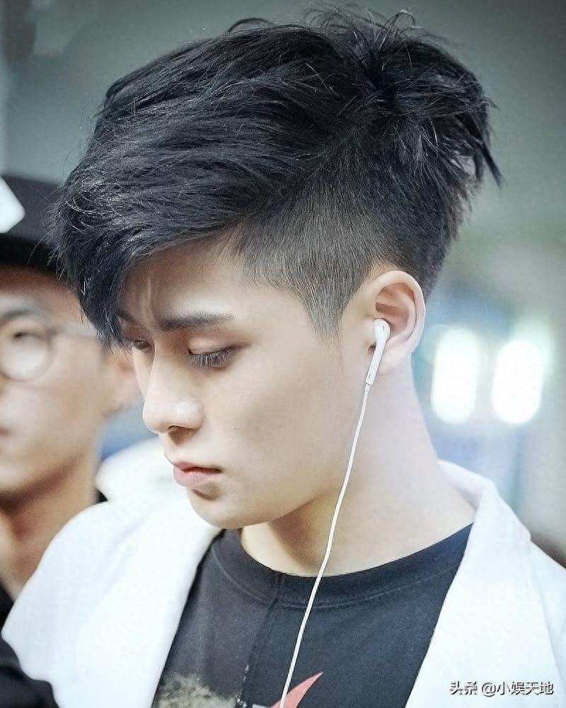 男团NCT成员郑在玹，五官立体优越的侧颜，粉丝们称之为南韩神颜