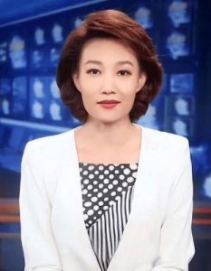 ​央视名嘴李梓萌在沈阳中街被偶遇，身材高挑且气质独特，47岁单身