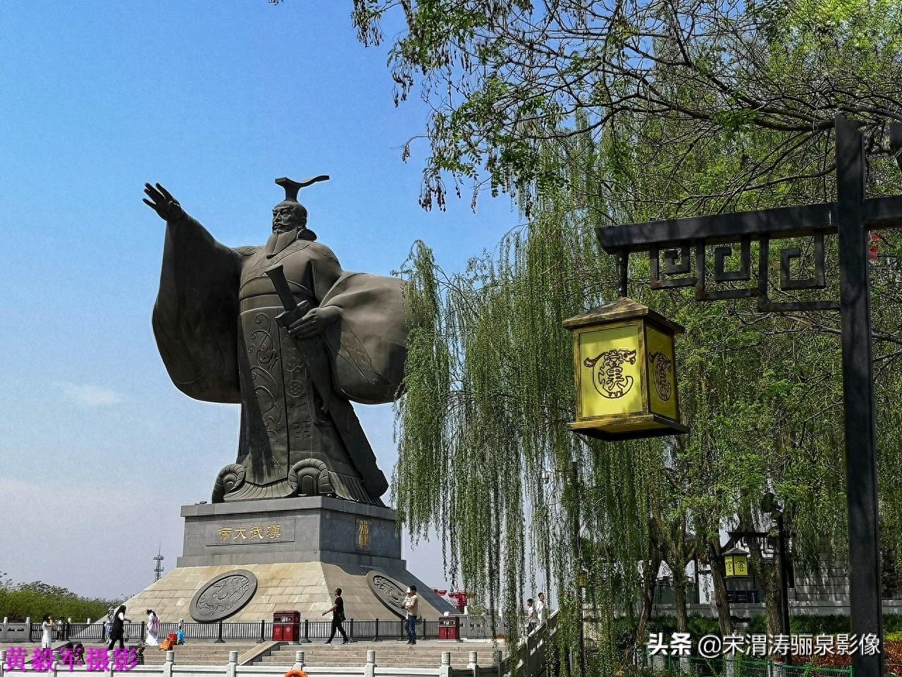 汉城湖公园位于陕西省西安市未央区，原为团结水库（古漕运明渠