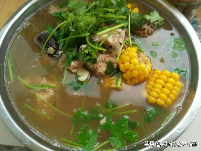 营养丰富，清淡美味的家常玉米香菇炖排骨，懒人最爱，人人可做