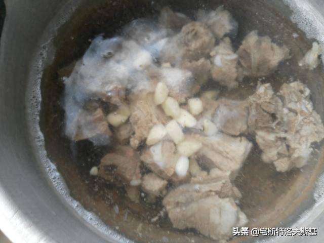 营养丰富，清淡美味的家常玉米香菇炖排骨，懒人最爱，人人可做