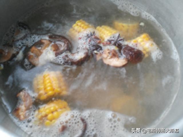 营养丰富，清淡美味的家常玉米香菇炖排骨，懒人最爱，人人可做