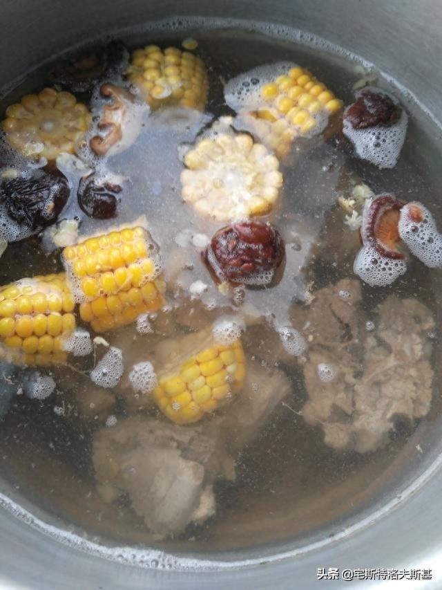 营养丰富，清淡美味的家常玉米香菇炖排骨，懒人最爱，人人可做