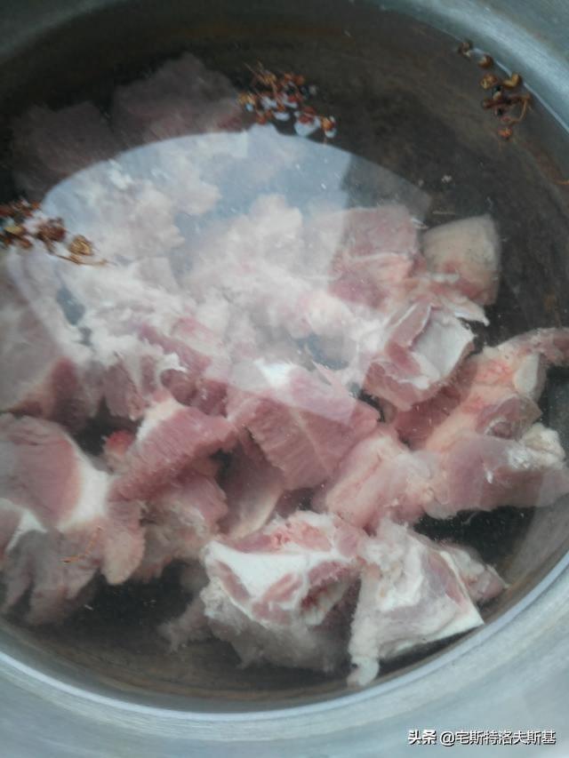 营养丰富，清淡美味的家常玉米香菇炖排骨，懒人最爱，人人可做