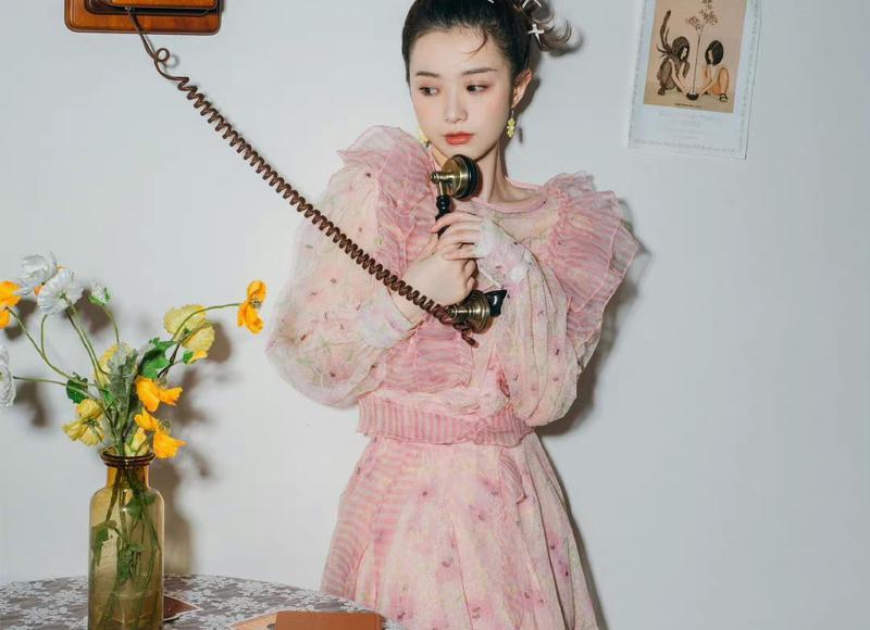 大妈徒手劈开三块砖，大爷连忙鼓掌叫好，邻居：两口子从没红过脸