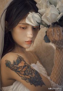 ​分享一组花臂纹身美女薄纱婚纱性感唯美写真图片