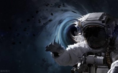 ​普通人掉进黑洞，会经历什么？科学家：有可能生还