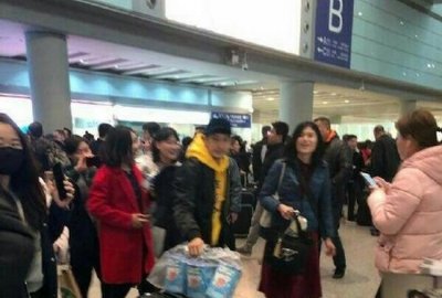 ​关智斌机场拎奶粉 知情人透漏：内地定居已隐婚生子