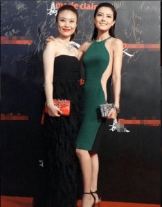 ​高圆圆出席活动，自信挑战“不涂口红”，牙齿矫正后彰显女神范