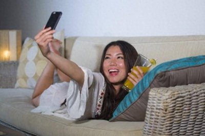 ​女人“婚外有人”了，才会“频繁”有这6种举动，很明显