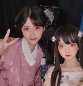 ​23岁女生扮演娃娃赚钱，神态像二次元手办，难以分辨真假