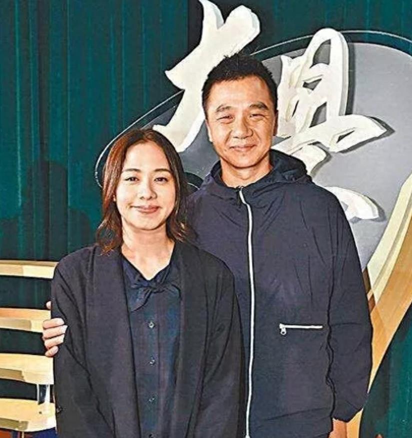 42岁林嘉欣与老公罕见同框，坐其大腿相互依偎，手捧蛋糕好甜蜜