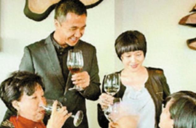 42岁林嘉欣与老公罕见同框，坐其大腿相互依偎，手捧蛋糕好甜蜜