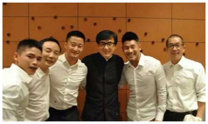 他身高只有1米5，两度出演《战狼》，只因他的身份不一般