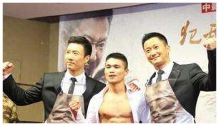 他身高只有1米5，两度出演《战狼》，只因他的身份不一般