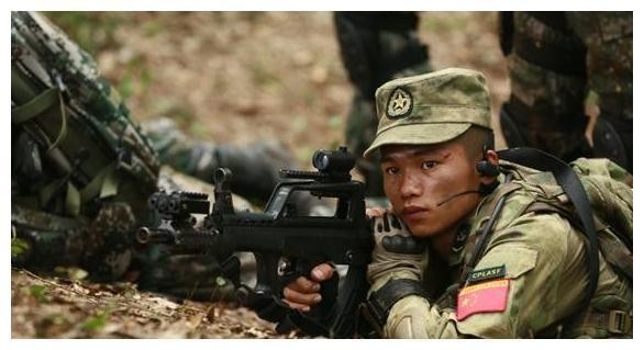 他身高只有1米5，两度出演《战狼》，只因他的身份不一般