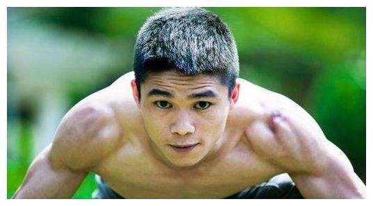 他身高只有1米5，两度出演《战狼》，只因他的身份不一般