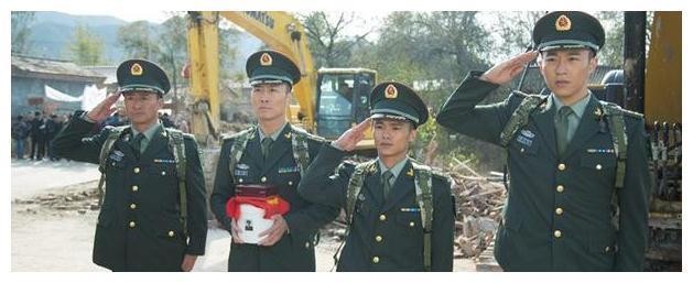 他身高只有1米5，两度出演《战狼》，只因他的身份不一般