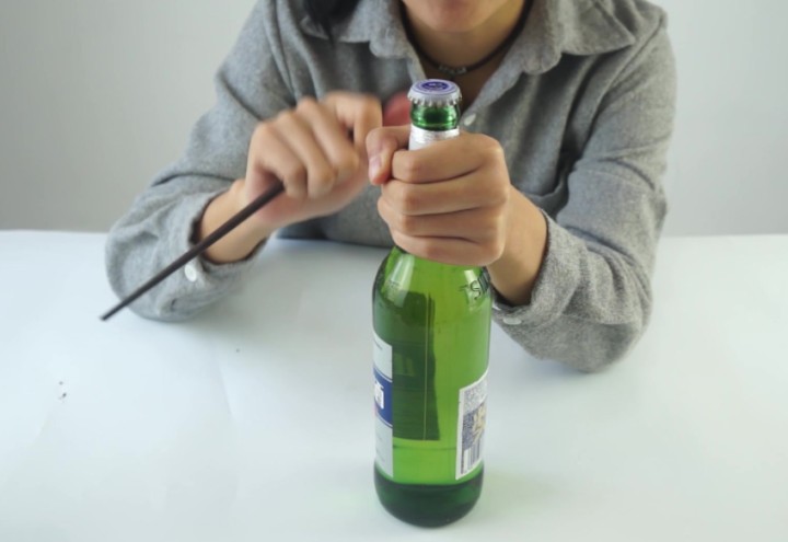 啤酒开瓶器原理（5种快速开啤酒瓶盖方法分享）